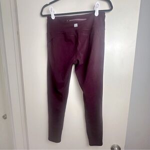 Vuori Dark Purple Performance Activewear Leggings With Back Zipper Pocket M/L?